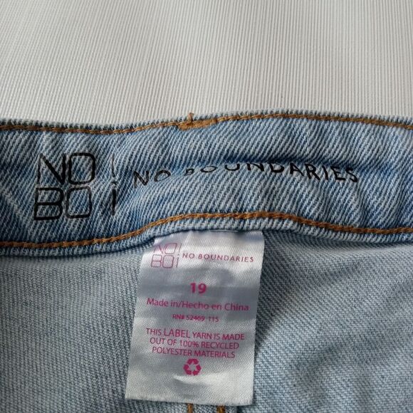 No Boundaries Juniors Light Wash Distressed Straight Leg Denim Jeans Size 19 - Picture 3 of 12